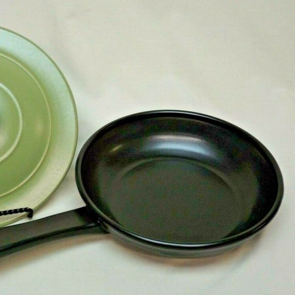 Longaberger Pottery Woven Traditions Flameware 8" Ebony Skillet with Sage Lid - Picture 2 of 15